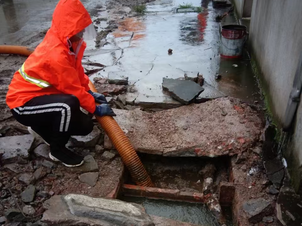 金川专业清理污水池 炜誉市政以规范流程守护城市 “肠道”