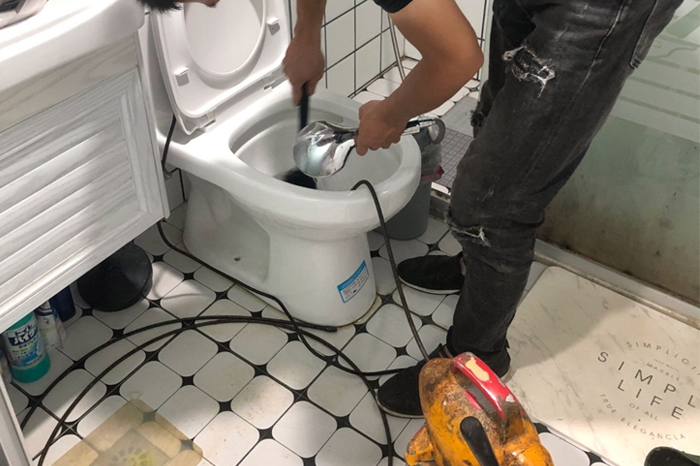 金川马桶堵塞自己疏通还是找师傅?专业上门服务让你省时更省心